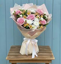 Букет цветов из:  Гвоздики, Орхидеи и Розы в Гизель