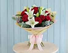 Букет цветов из:  Лилии и Розы в Гизель
