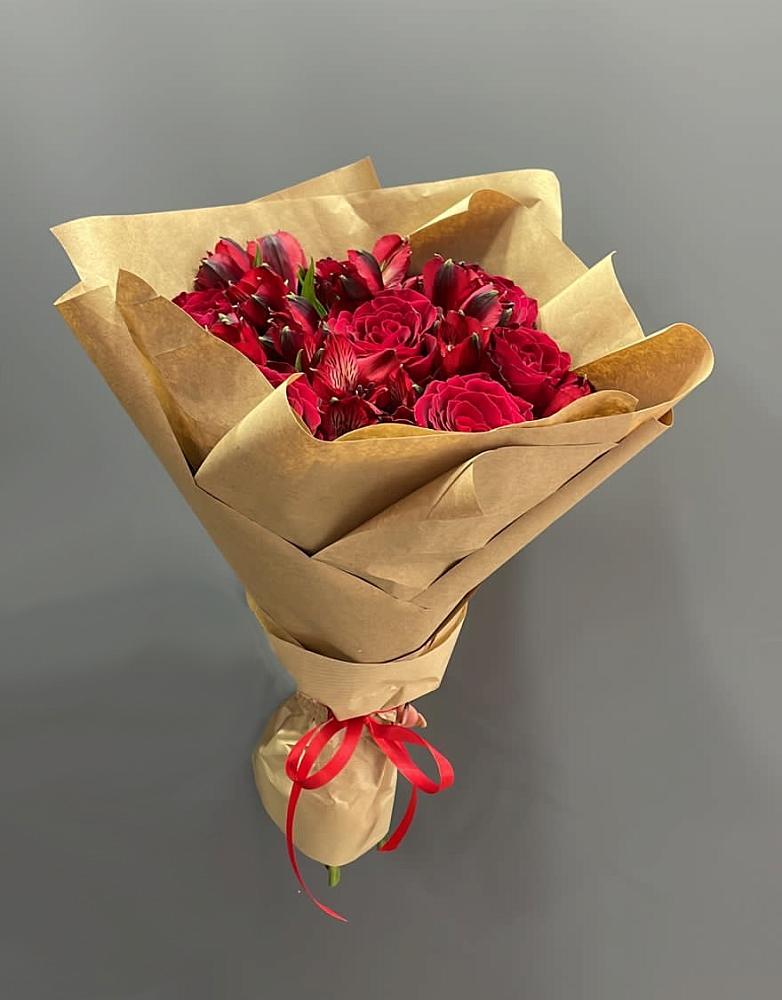 Букет цветов из: Альстромерии и Розы в Гизель