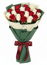 Букет Микс из красных и белых роз в Гизель