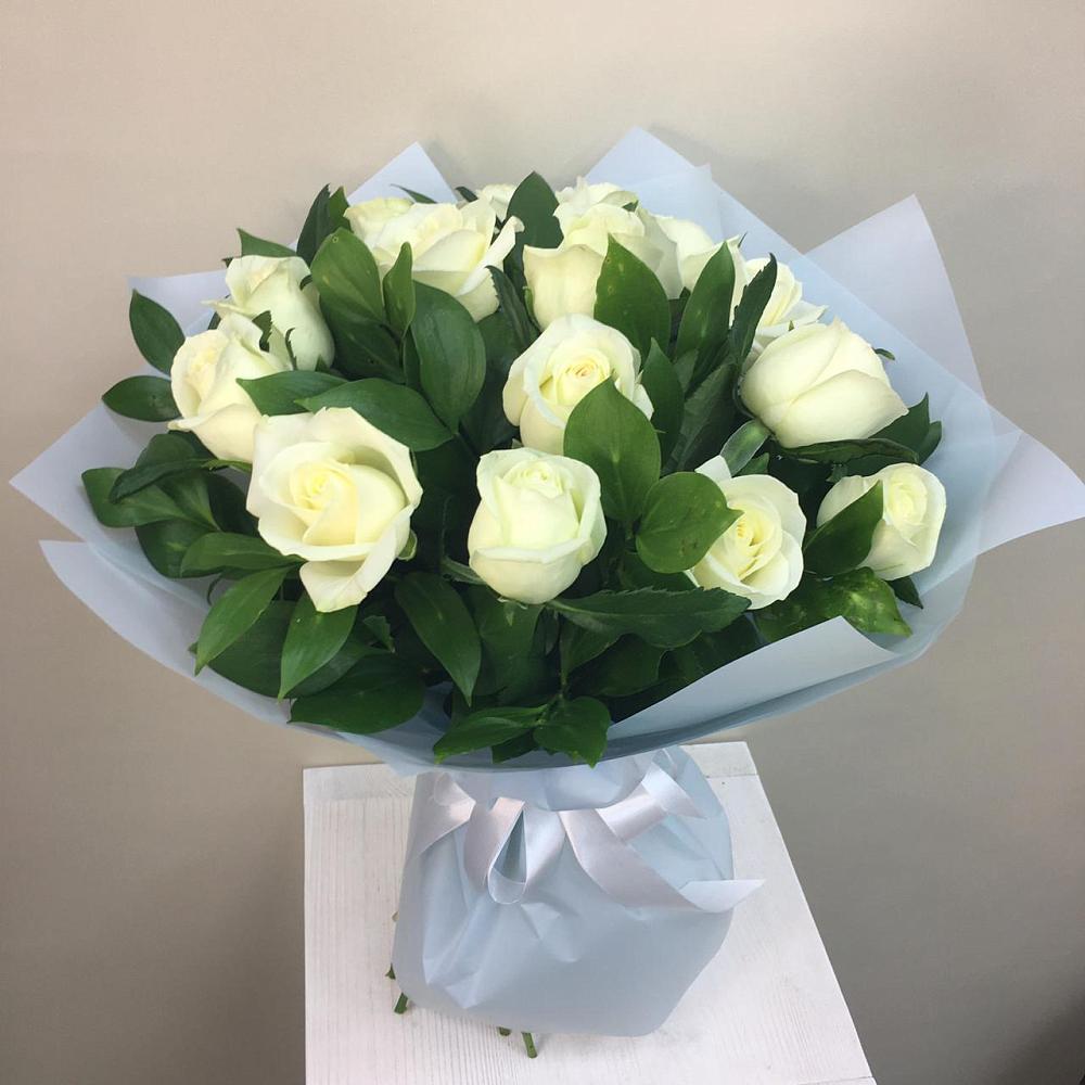 Букет 15 Белых роз Проуд в Гизель