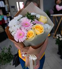 Букет цветов из:  Герберы, Розы и Хризантемы в Гизель