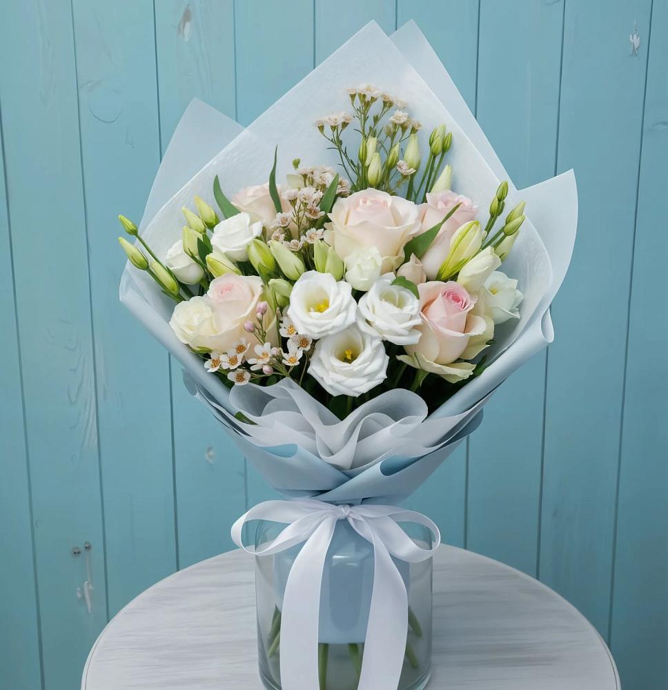 Букет цветов из: Розы и Лизиантусы в Гизель