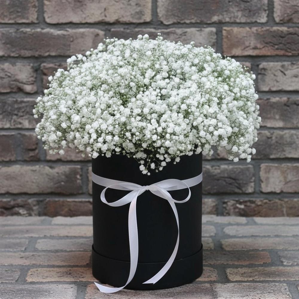 Цветочная композиция из Гипсофила в шляпной коробке в Гизель