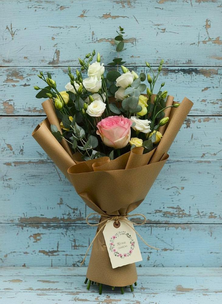 Букет цветов из: Розы и Лизиантусы в Гизель