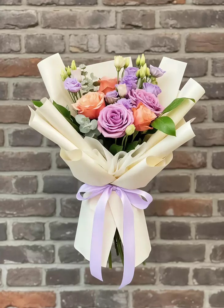 Букет цветов из: Лизиантусы и Розы в Гизель