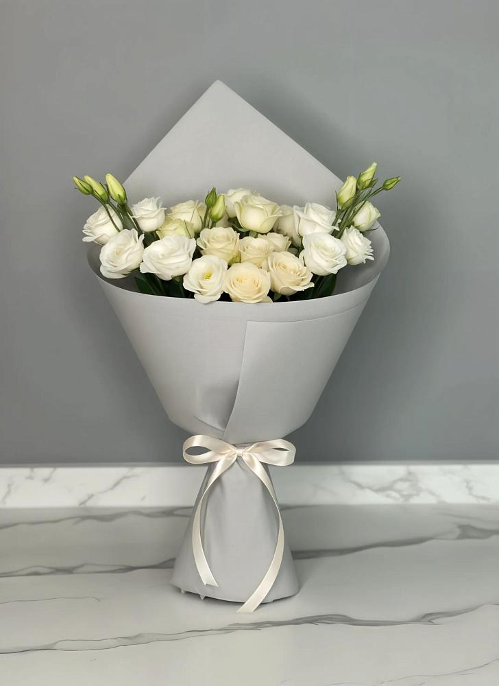 Букет цветов из: Розы и Лизиантусы в Гизель