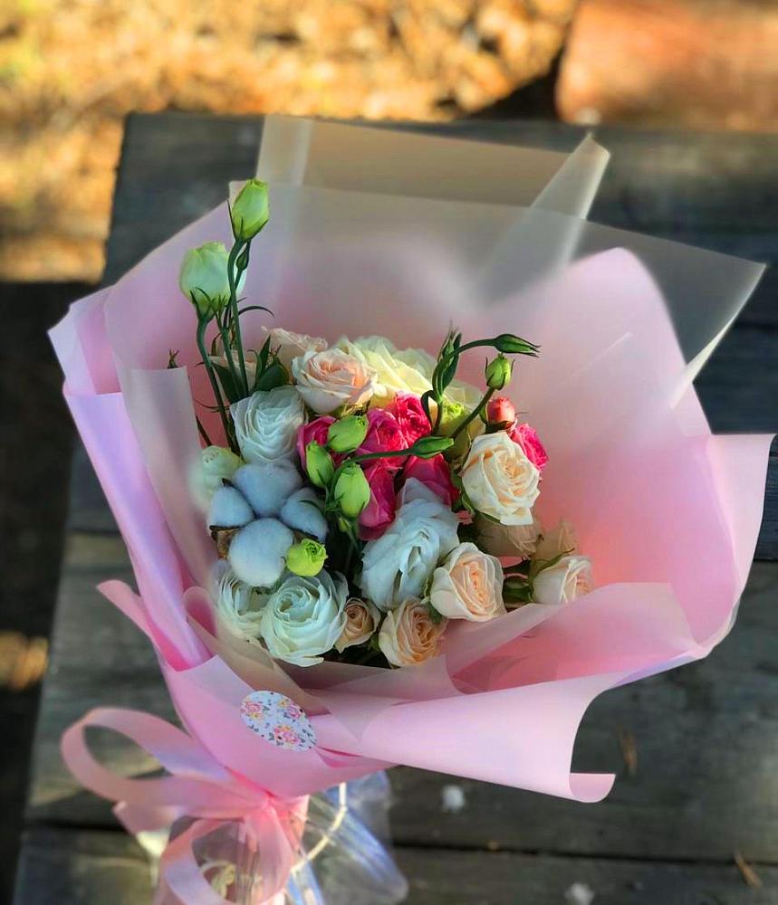 Букет цветов из: Розы и Лизиантусы в Гизель