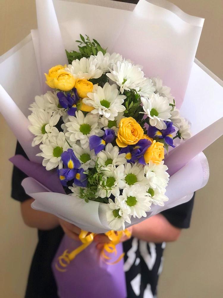 Букет цветов из: Ирисы, Хризантемы и Розы в Гизель
