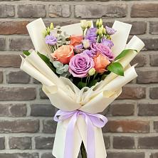 Букет цветов из:  Лизиантусы и Розы в Гизель