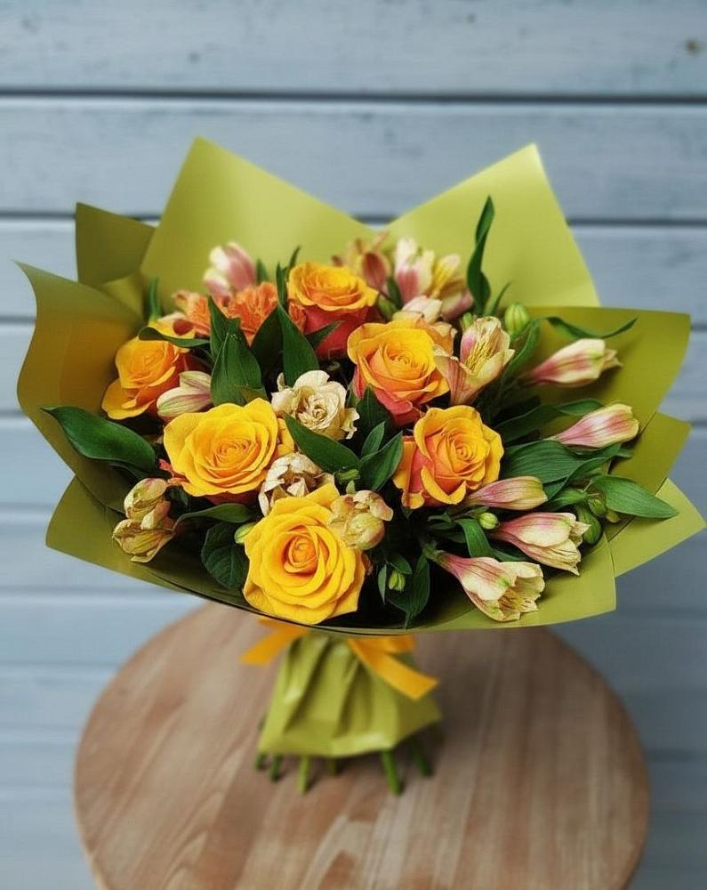 Букет цветов из: Альстромерии и Розы в Гизель