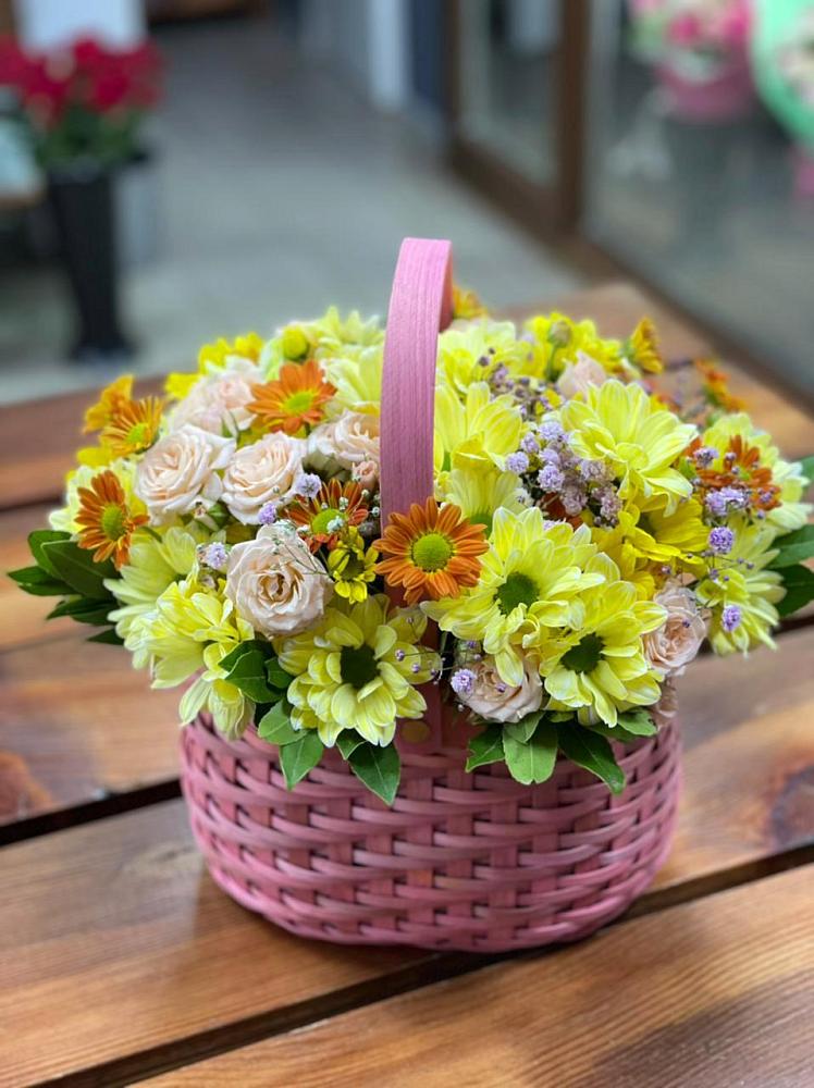 Цветочная композиция из Хризантемы и Розы в корзине в Гизель