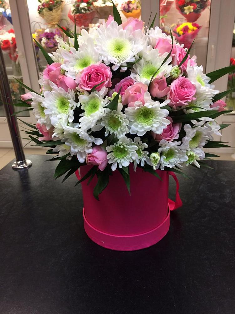 Цветочная композиция из Розы и Хризантемы в шляпной коробке в Гизель