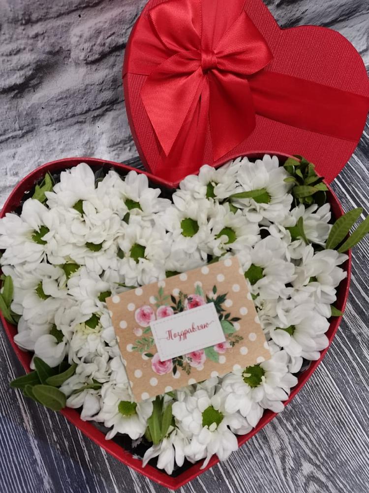 Цветочная композиция из Хризантемы в виде сердца в Гизель