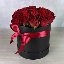 Цветочная композиция из Розы в шляпной коробке в Гизель