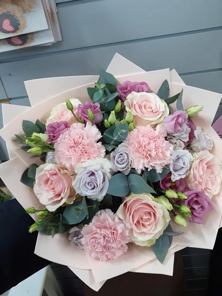 Букет цветов из: Розы, Гвоздики и Лизиантусы в Гизель