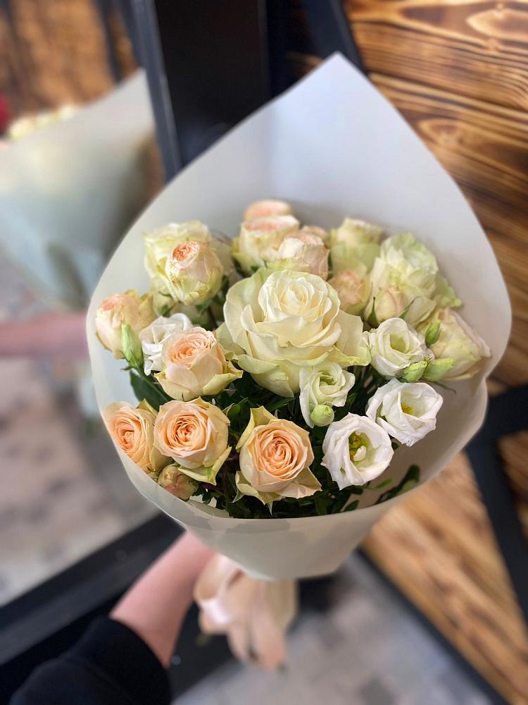 Букет цветов из: Розы и Лизиантусы в Гизель