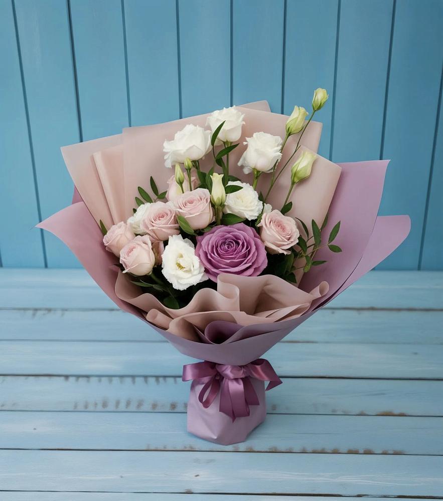 Букет цветов из: Розы и Лизиантусы в Гизель